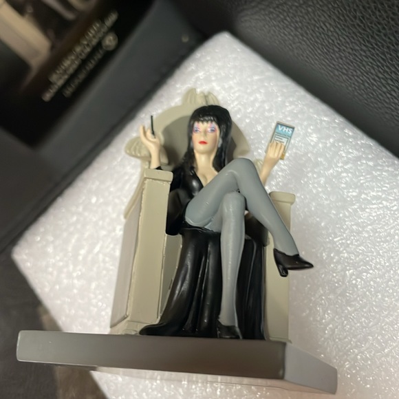 Department 56 “Elvira Is A Hit!” Figurine - Picture 7 of 13